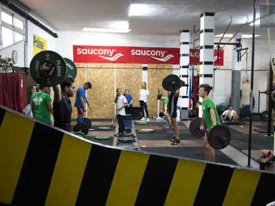 Tra le luci al neon, il pavimento scuro e gli attrezzi neri, lo scenario davanti a noi � un misto tra la palestra di Rocky Balboa e quella del film "Fight club"...